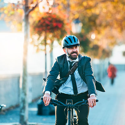 Hombre disfrutando de los beneficios de montar en bicicleta en camino a su trabajo