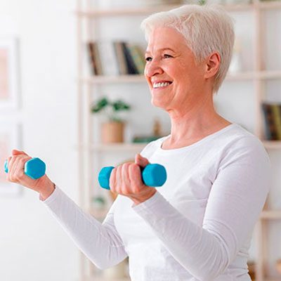 Adulto mayor realizando actividades de relajación para el equilibrio emocional.