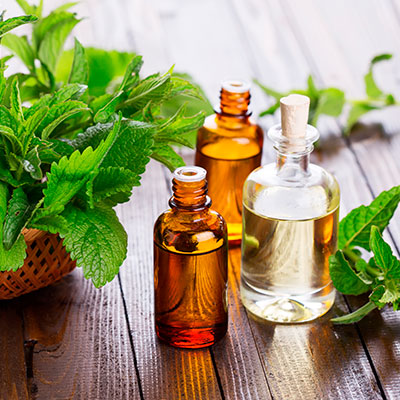 Frascos de vidrios que contienen remedios naturales para la gastritis