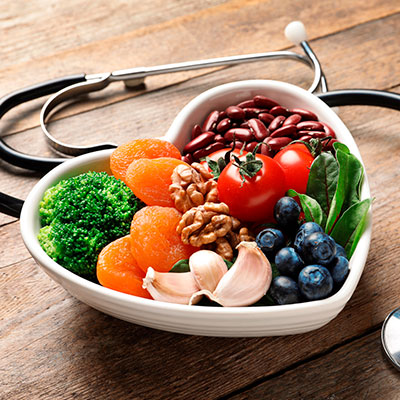 Variedad de alimentos ricos en antioxidantes naturales como frutas, verduras y legumbres frescas sobre una mesa
