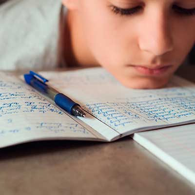 Joven con dislexia muestra dificultad para estudiar y concentrarse.