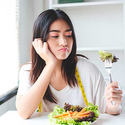 mujer comiendo ensalada