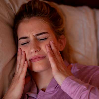 mujer con dolor de mandibula