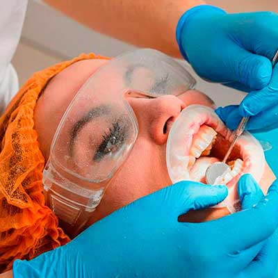 mujer en tratamiento odontologico