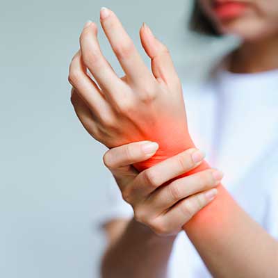 mujer con dolor en los huesos