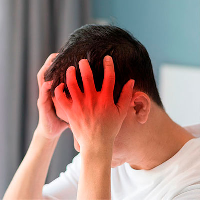 hombre con dolor de cabeza