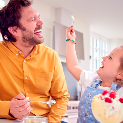 papa e hija comiendo helado