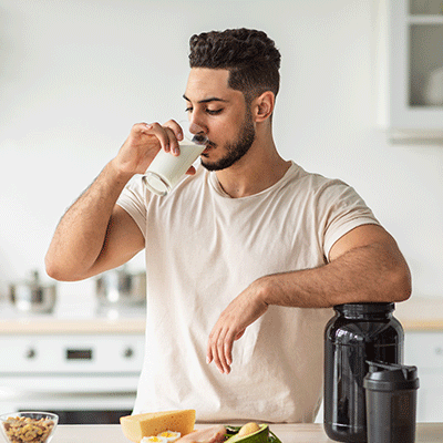 Joven bebiendo leche como parte de una alimentación balanceada.