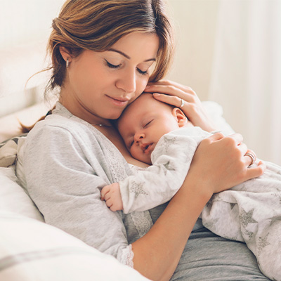 mama abrigando a bebe