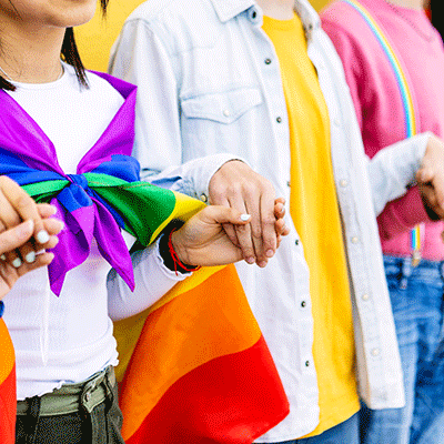 jovenes grupos de personas de la comunidad LGBTI tomandose de la mano