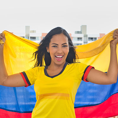 mujer colombiana emocionada sintiendo que le pasa al cuerpo cuando ve futbol en el mundial 2026