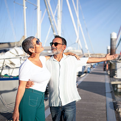 pareja de esposos viajando