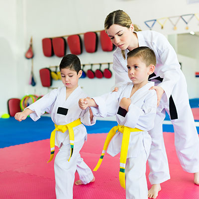 clase de taekwondo a niños pequeños