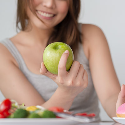 mujer comiendo manzana sin azucar