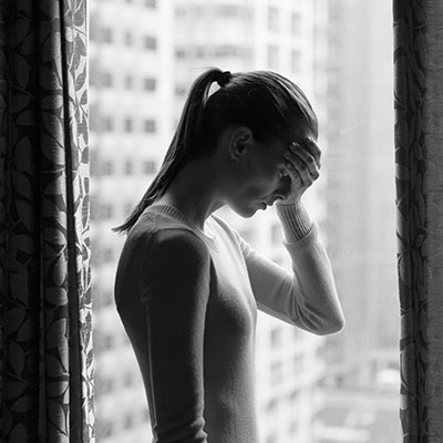 mujer con sintomas de suicidio