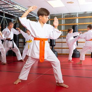 retrato de un niño en la escuela que usa kimono
