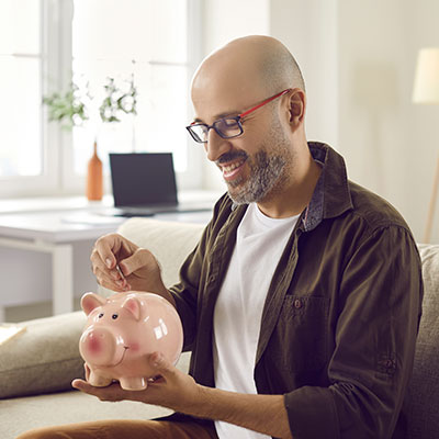 ahorro de hombre en alcancia