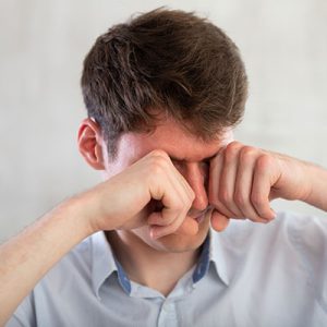 joven restregandose los ojos