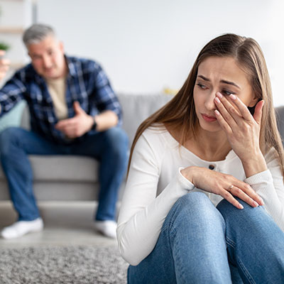marido narcisista y la mujer discuten en casa