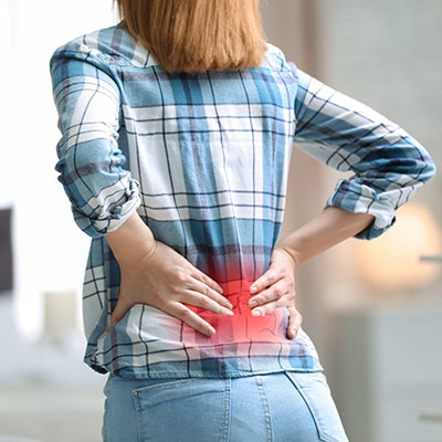 mujer que sufre de dolor