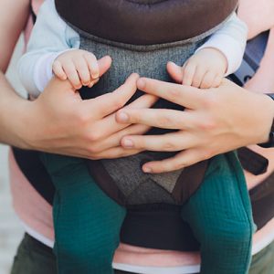 padre y su bebe en un portador de bebes