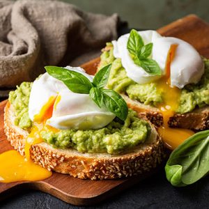 sandwich de aguacate con huevo