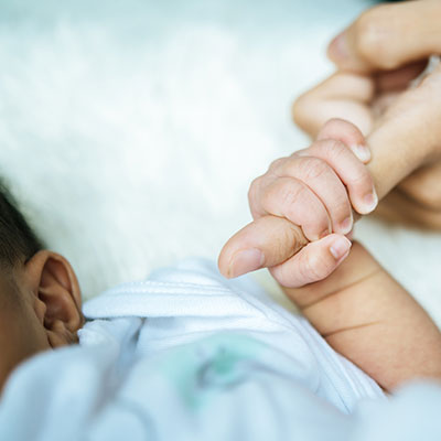 bebé prematuro con madre