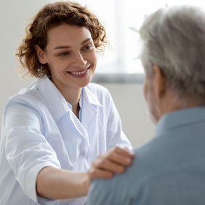 enfermera medica apoya a pacientes ancianos