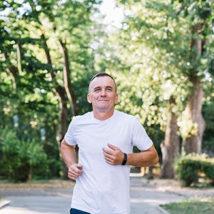 hombre corriendo en el parque
