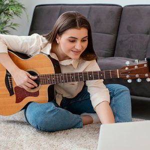 mujer aprendiendo a tocar guitarra