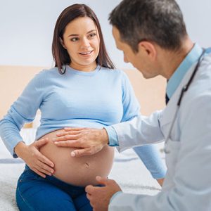mujer embarazada con médico