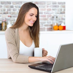 mujer frente a computador