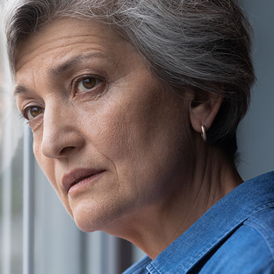 mujer pensando en ir al psicólogo