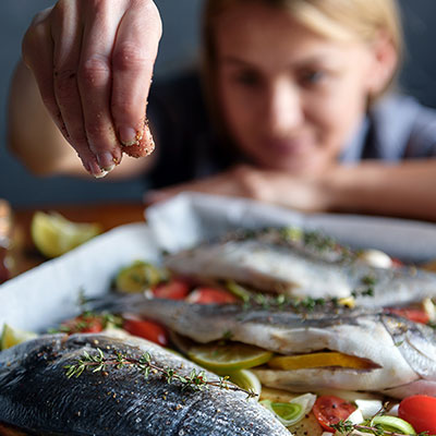 pescado preparado por cocinera