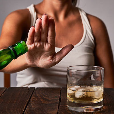 mujer rechaza el alcohol