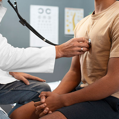 hombre en chequeos médicos