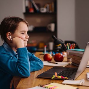 joven estudiando frente al computador