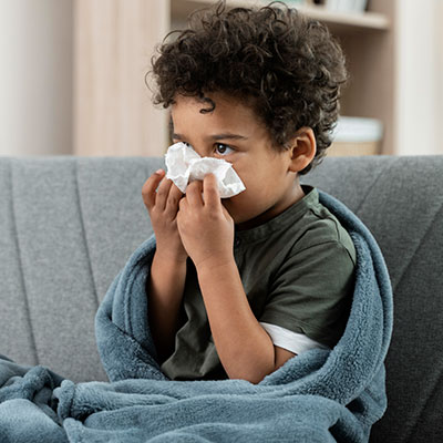 niño enfermo de las vías respiratorias