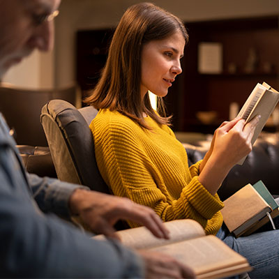 pareja leyendo libros