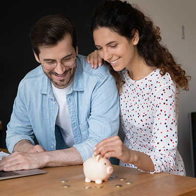 pareja programando ahorro
