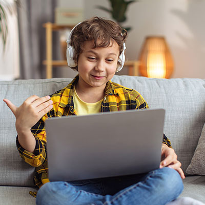 joven navegando en internet