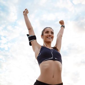 mujer haciendo ejercicio feliz