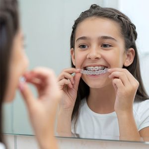 niña en tratamiento de ortodoncia