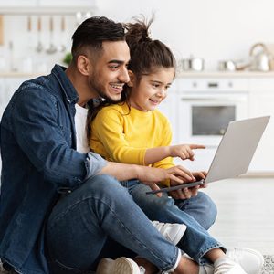 padre e hija navegando en internet