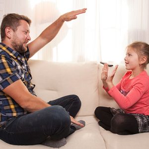 padre jugando con su hija
