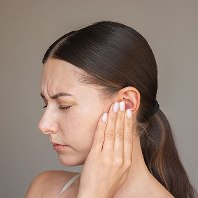 mujer con tinnitus