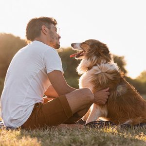 joven-compartiendo-con-su-perro-al-aire-libre