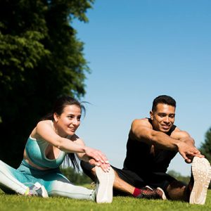 gente-joven-practicando-deporte-al-aire-libre