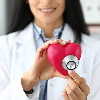 doctora promoviendo la salud