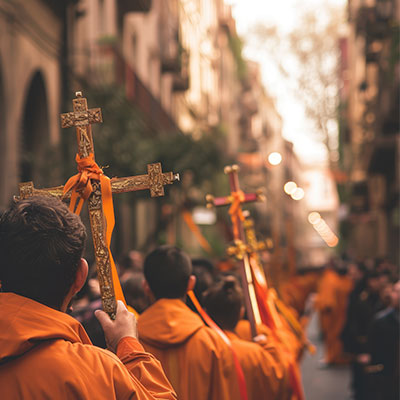 Hombres participando en eventos en uno de los destinos religiosos de Colombia en semana santa